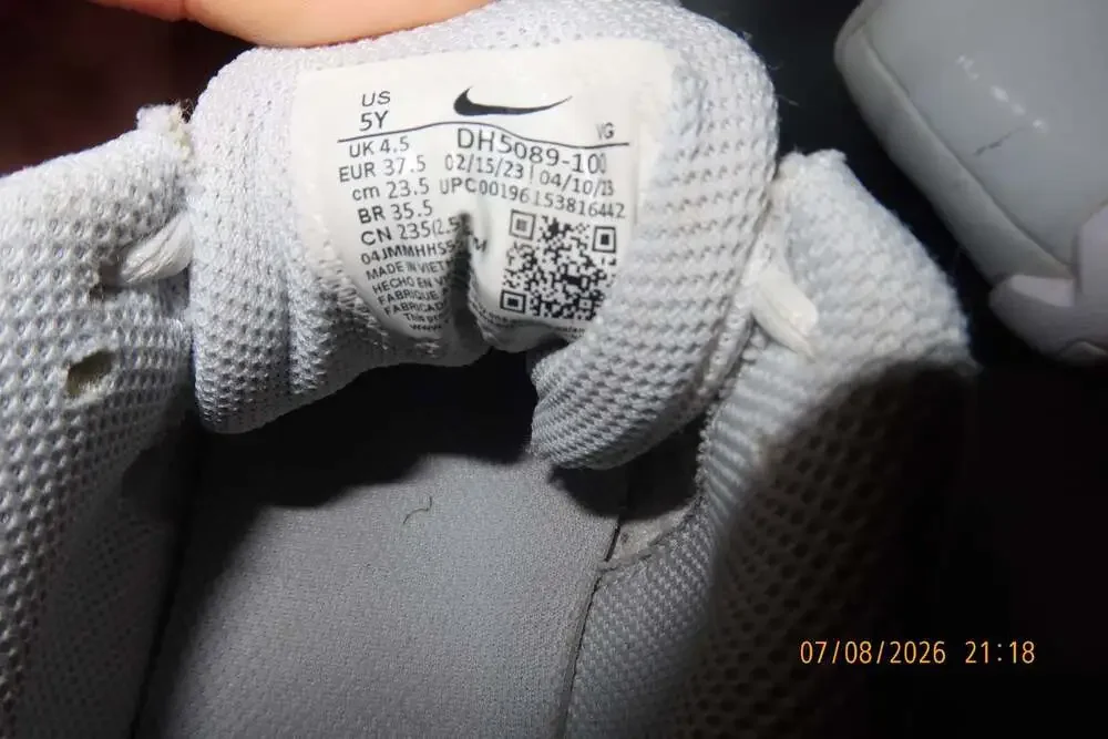 Nike Vapor Edge Shark 2 Football Cleats (Grade School Size 5Y)